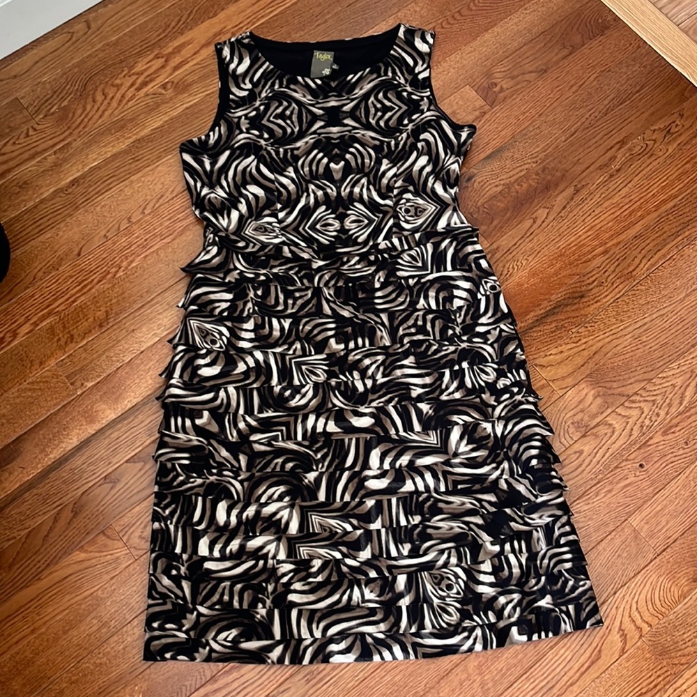Extra pictures of Sleeveless Dress by Taylor - Picture 1 of 8